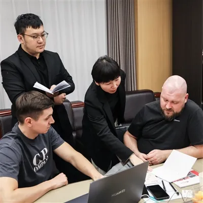 Russische Kunden besuchten und unterzeichneten eine Bestellung für C71500-Kup...